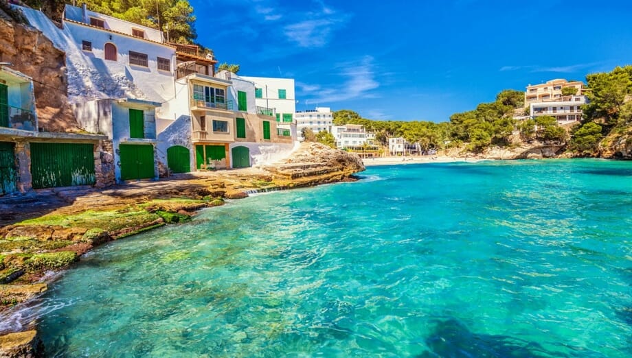 The real estate sector in Mallorca offers a lot of diversity, whether in the southwest with its luxury villas, huge yacht harbors and beach bars, or in the southeast with its fishing villages, dream estates with swimming pools, gardens and guest houses. In recent years it has had an upward trend, and is considered a safe investment, since in the long term it always maintains this upward trend. Mallorca Paradise Lifestyle