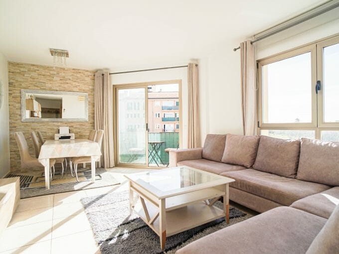 Breite Saal mit Balkon Wohnung