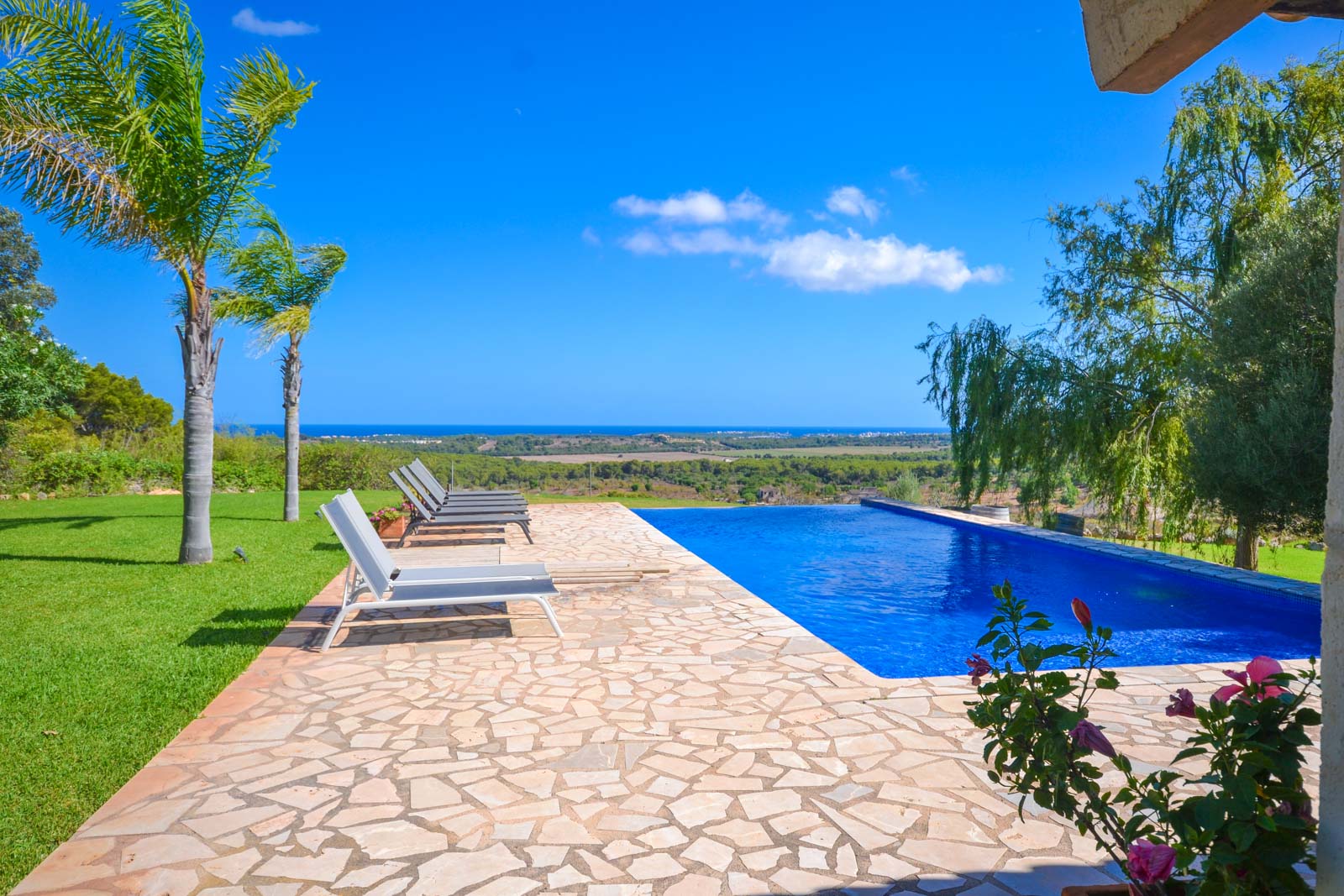 Finca with breathtaking views of Portocolom and the infinity pool