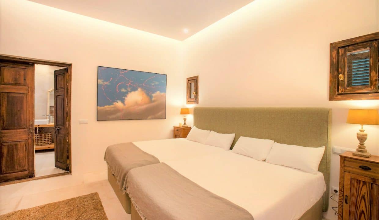 Luxusschlafzimmer mit einem riesigen Bett in Campos