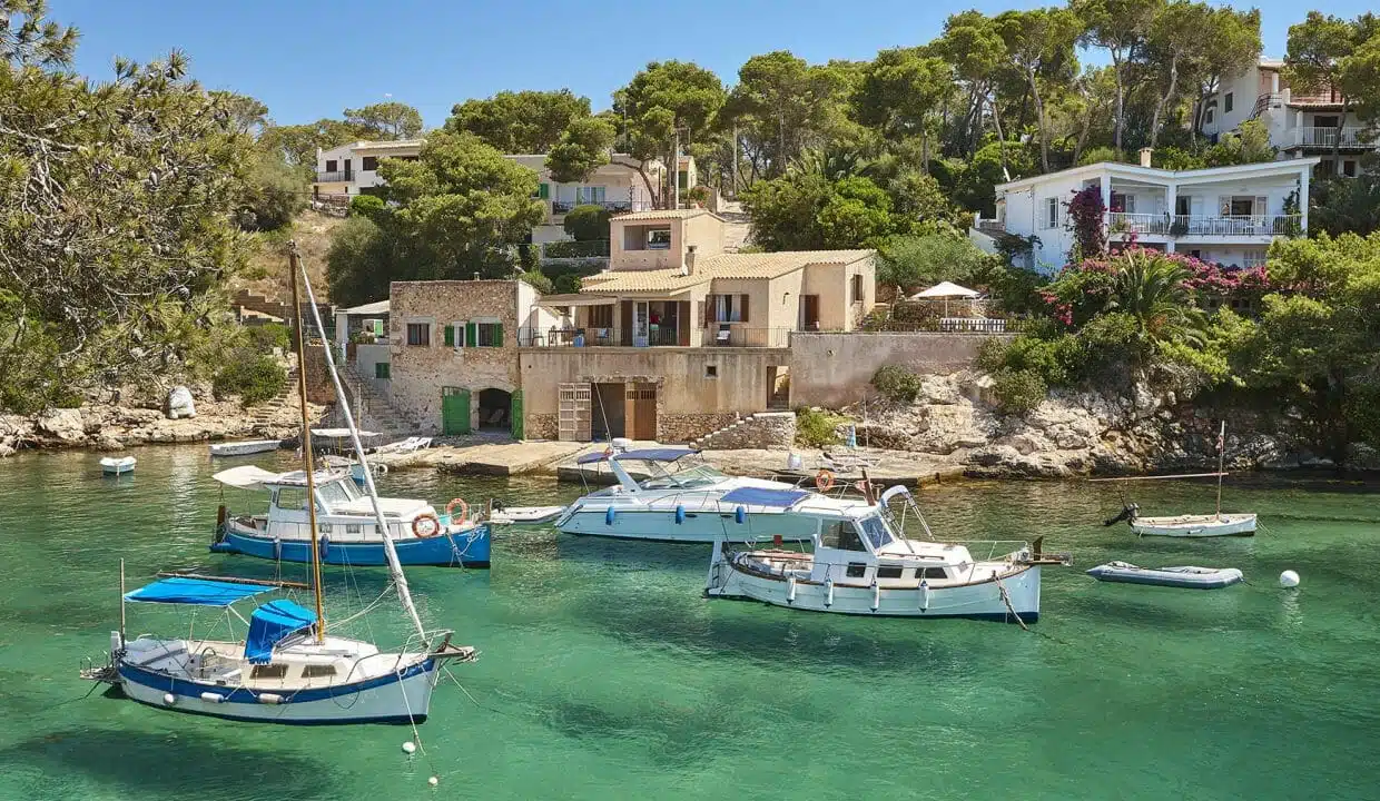 Die gleichnamige Ortschaft Cala Figuera, befindet sich im Südosten der Insel, und gehört zu der Gemeinde von Santanyi. Der Name Cala Figuera bedeutet so etwas wie "Feigenbucht" auf Deutsch. Das Fischerdorf ist ca. 60 km von der Hauptstadt Palma entfernt, und es gibt auch gute Verbindungen per öffentlichen Verkehrsmitteln. Cala Figuera Strand