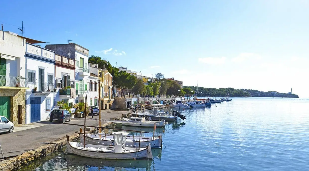 Felanitx is a community remote from Palma in the southeast of the island, and the village of the same name is the center of the community. Despite the noticeable tranquility and Mallorcan authenticity, you can be in Palma or at the airport within 15-20 minutes. This combination makes the village enormously attractive for those who want to get to know Mallorca from its real side (or from one of its real sides). Immobilien Portocolom