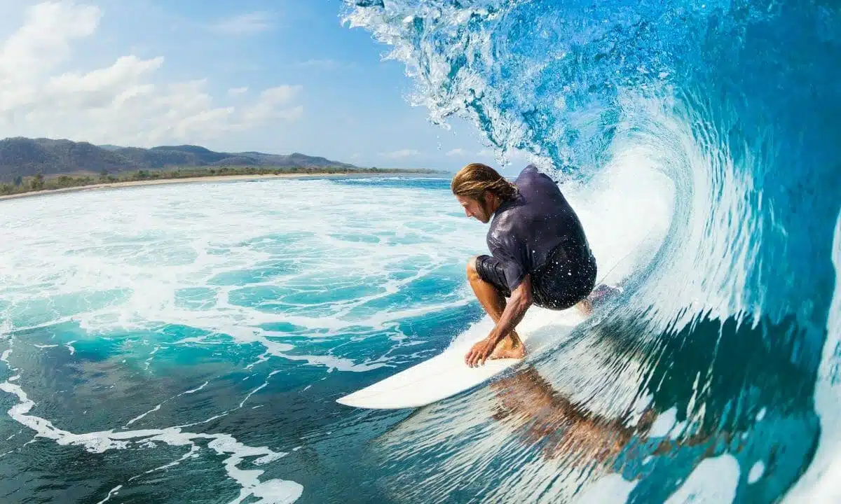 Aunque no se piense directamente en el surf cuando se habla de Mallorca, la soleada isla tiene uno o dos puntos de encuentro para surfistas, donde el estilo de vida surfero se nota en el ambiente. Surf auf Mallorca