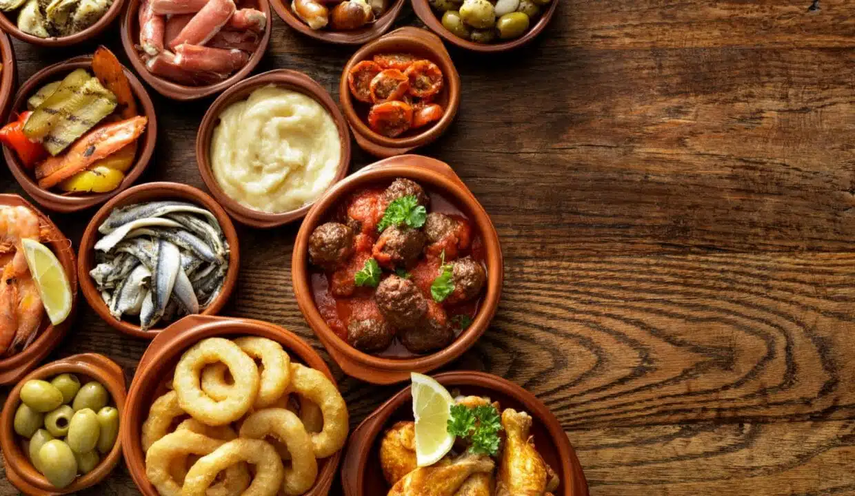 Tapas sind ein elementarer Bestandteil der mallorquinischen und spanischen Esskultur. Sie gehören zu der Insel wie das Meer, die Sonne und der Strand.. Der Ursprung dieser kleinen Köstlichkeiten liegt eigentlich ist nicht ganz eindeutig, aber eigentlich wird viel davon geredet, dass es seinen Ursprung in Andalusien hatte. Tapas in Palma
