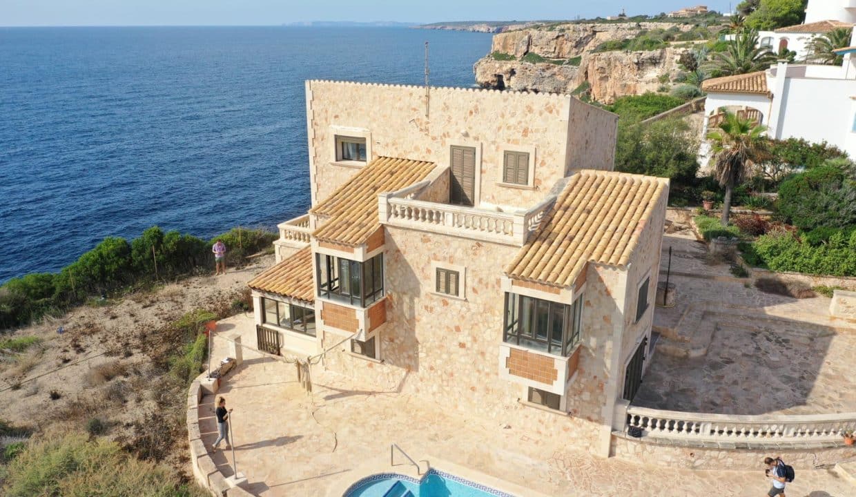 Luxus Villa erste Meereslinie Cala Llombards