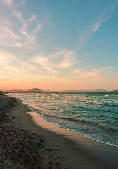 Exklusive Luxusimmobilien, großzügige Grundstücke und das kristallklare Mittelmeer stets im Blick: Die beliebte Baleareninsel Mallorca reizt mit ihrem mediterranen Lifestyle und gilt als wahres Mekka für sonnenhungrige Auswanderer aus aller Welt. Wenig verwunderlich, wo gutes Wetter, blaues Wasser und atemberaubende Palmenstrände das ganze Jahr über mit einer traumhaften Urlaubskulisse locken.Deutsche, die die Insel landläufig nur zu gern als das „17. Bundesland“ bezeichnen, haben es einfach: Als Bürger der Europäischen Union besitzen sie das Recht, in ausnahmslos jedem EU-Land zu leben und zu arbeiten. Dem Entscheid für die Sonneninsel Mallorca als Wahlheimat steht für sie somit nichts im Wege. Staatsangehörigen anderer Herkunft – darunter in den letzten Jahren vor allem Amerikaner, Chinesen und Russen – erschwert hingegen eine nervenaufreibende Bürokratie das Auswandererglück. Das „Golden Visa“ soll Abhilfe schaffen: Wir erläutern, wie Ihnen Ihre Luxusimmobilien auf Mallorca ein dauerhaftes Aufenthaltsrecht in Spanien verschaffen. Golden Visa Mallorca Sunset