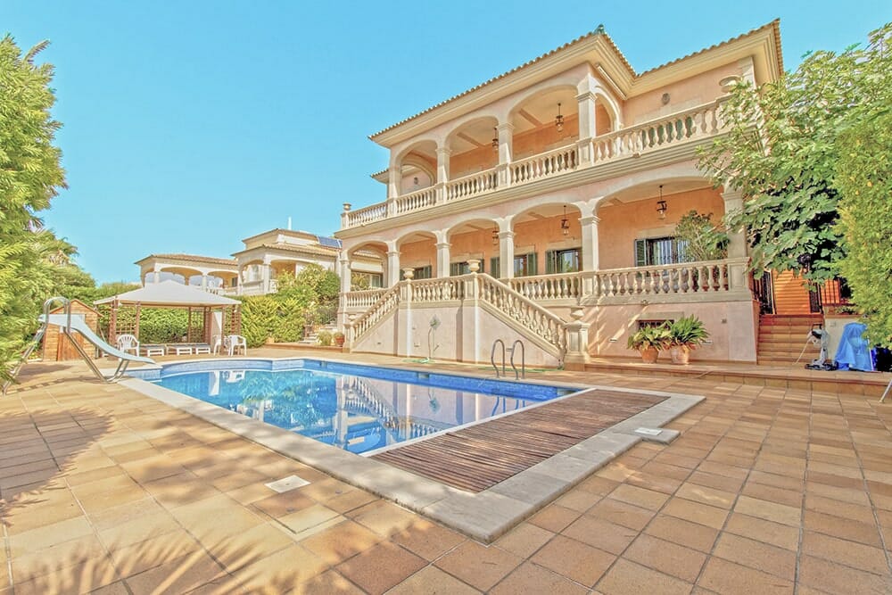 Villa in first sea line with swimming pool in Son Veri