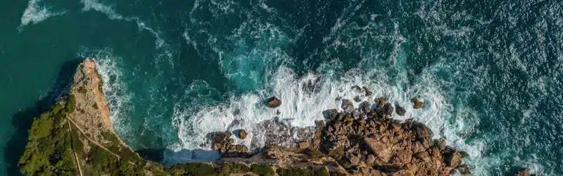 Die Lieblingsinsel der Deutschen? Mallorca! Keine Frage. Der mediterrane Lifestyle, die jährlichen 300 Sonnentage und die traumhafte Urlaubskulisse locken Jahr für Jahr unzählige Touristen auf die Baleareninsel. Nicht zu vergessen: Die atemberaubenden Buchten und Strände mit ihrer mindestens genauso vielfältigen Unterwasserwelt! Neben ihrer Anziehungskraft auf Natur- und Partyfreunde ist Mallorca damit ein ebenso interessantes Mekka für alle Liebhaber des Wassersports.So kommen insbesondere Schnorchler in den glasklaren und warmen Buchten voll auf ihre Kosten. Mysteriöse Grotten, bunte Korallenriffe, sagenumwobene Unterwasserhöhlen und die große Artenvielfalt machen Mallorca zum unvergleichlichen Schnorchel-Hotspot in Europa. Wir haben für Sie alle Tipps und Tricks zusammengetragen, die Ihnen maritimes Glück auf unser aller Lieblingsinsel garantieren! Mallorca im November