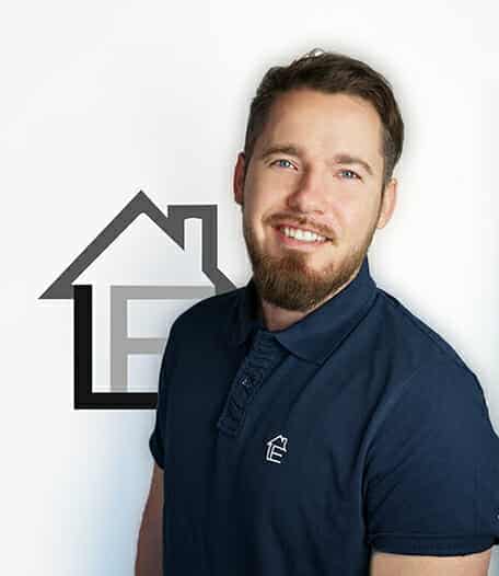 Haben Sie sich schon einmal gefragt, wer eigentlich hinter all den Maklern auf Mallorca steckt? Für viele mag das zweitrangig sein – für uns bei Lucas Froese Real Estate ist es jedoch essenziell. Denn wir sind überzeugt: Vertrauen entsteht nicht durch schöne Worte, sondern durch echte Begegnungen. Deshalb möchten wir, dass Sie von Anfang an wissen, mit wem Sie sprechen – persönlich, transparent und auf Augenhöhe. Denn nur auf dieser Basis entstehen Immobilienbeziehungen, die wirklich Bestand haben. lucas froese lf team xs 1