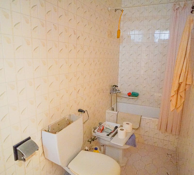 Zimmer mit Bad und Badewanne