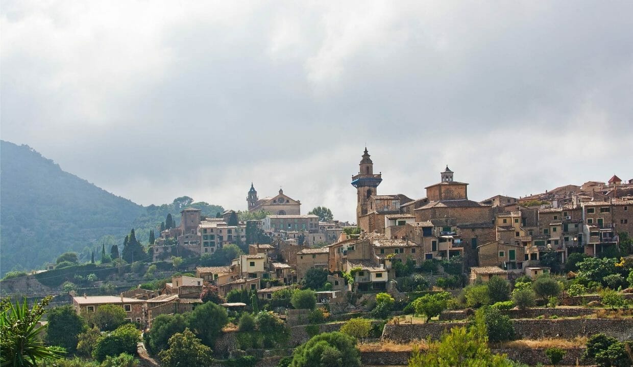 Deia is an island village that awaits tourists every year to explore its natural wonders. Since it’s located in a small area, your first concern during the trip would definitely be finding good places to eat. Well, we have good news for you! Restaurants in Deia auf Mallorca