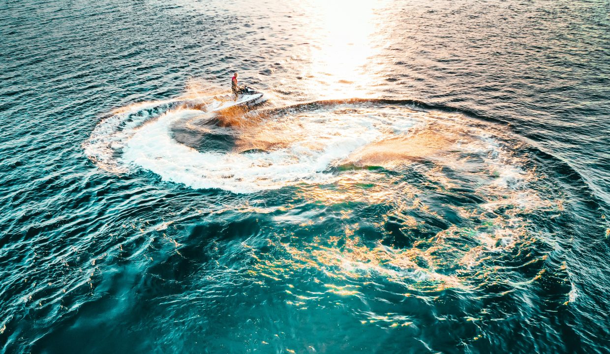 Las motos acuáticas son cada vez más populares, sobre todo en paraísos soleados como Mallorca, las Maldivas y el Caribe. Las motos acuáticas son lanchas a motor o barcos de agua. Una moto acuática es muy fácil de conducir y dirigir, tiene una gran velocidad y es muy divertida. Por supuesto, también hay que respetar algunas normas de conducción. Hay que mantener una distancia de 250 metros de las playas (debido a los bañistas) y de 50 metros de la costa. Los chalecos salvavidas son obligatorios, y la distancia mínima con otras motos acuáticas es de 100 metros y de 50 metros con los submarinistas (que están señalizados con boyas). Jet ski Mallorca