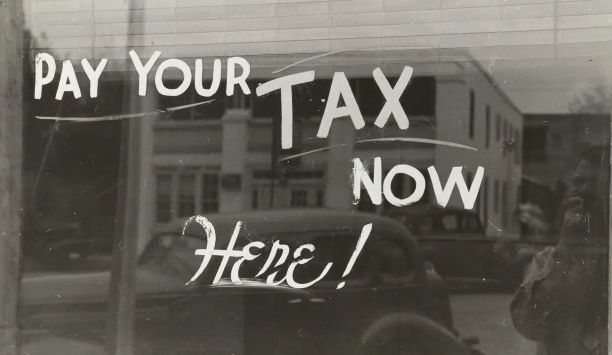 The Tax on Property Transfers/Real Estate Transfer Tax and Documented Legal Acts (ITP and AJD) is a tax transferred by the State to the Autonomous Community when buying a property in Mallorca. It relates to transfers for consideration "inter vivos" and similar transactions, the establishment of rights in rem, loans, guarantees, rental agreements, annuities and administrative concessions that take place outside of business or professional activities. Exceptions are certain real estate transactions that are exempt from VAT (IVA), as well as incorporation, capital increases and other corporate transactions. Finally, it includes the notarization of facts, actions or legal transactions in notarial, commercial or administrative documents that meet the legal requirements. Die ITP Grunderwerbsteuer auf Mallorca