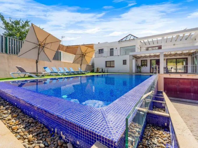 Immobilien Felanitx Stadthaus mit XL Swimmingpool