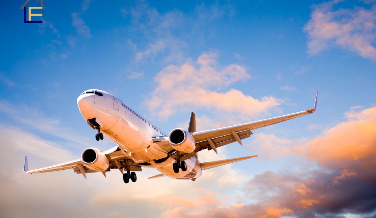 Requisitos de entrada a Mallorca: lo que debes saber como ciudadano de la UE
<p> Como ciudadano de la Unión Europea, viajar a España, y por tanto también a Mallorca, es sumamente sencillo.
Gracias a la normativa vigente desde 1957, los ciudadanos alemanes no necesitan visado.
La libertad de circulación en toda la UE permite viajar dentro de los estados miembros sin mayores trabas burocráticas.
Pero, ¿qué hay que tener en cuenta exactamente al planificar un viaje a Mallorca y cuál es la situación para estancias más largas?
Aquí te ofrecemos un resumen completo de los requisitos de entrada más importantes para Mallorca. </p>
Entrar en Mallorca: ¿Qué documentos necesitas?
<p> Como parte de España, Mallorca es miembro de la Unión Europea.
Esto significa que los requisitos de entrada se corresponden en gran medida con las normas generales de la UE.
Si viajas a Mallorca desde Alemania u otro país de la UE, todo lo que necesitas es un documento de identidad o pasaporte en vigor.Si viajas en avión, por lo general tus documentos no serán controlados por las autoridades españolas, sino por la compañía aérea con la que viajes.
Asegúrate de que tu documento de identidad o pasaporte es válido, ya que los documentos caducados pueden causar problemas y, en el peor de los casos, puede que no te permitan viajar.
Si viajas a Mallorca a través de la península en ferry, es igualmente improbable que te sometan a un control de identidad a la llegada.
No obstante, te recomendamos encarecidamente que lleves siempre contigo documentos válidos para evitar complicaciones. </p>
Validez de los documentos de identidad
<p> Tu documento de identidad o pasaporte debe ser válido para entrar en España.
Si tu documento de identidad ha caducado, en teoría puedes entrar en el país con un documento alemán caducado durante un máximo de 12 meses, pero las compañías aéreas en particular aplican normas estrictas y a menudo no permiten embarcar a pasajeros con documentos de identidad caducados.
Si ya estás en la isla y pierdes el DNI, puedes solicitar un documento de sustitución en el consulado alemán de Palma de Mallorca. </p>
¿Necesitas pasaporte para entrar en Mallorca?
<p> La respuesta clara es: No, no hace falta pasaporte para entrar en Mallorca si viajas desde un país miembro de la UE.
Los ciudadanos de países como Noruega, Liechtenstein o Suiza, que forman parte del espacio Schengen, también pueden entrar en el país con un simple documento de identidad.
Sólo se exige pasaporte a los ciudadanos de los llamados terceros países, que en muchos casos también necesitan visado.
Si viajas como nacional de un tercer país, puedes permanecer en España un máximo de 90 días seguidos antes de que tu estancia se considere permanente y entren en vigor otras normas.</p>
¿Permiso de conducir como documento de identidad en Mallorca?
<p> Aunque tu permiso de conducir lleve una foto, tu nombre y tu fecha de nacimiento, no es un documento de identidad reconocido.
Esto se aplica tanto en Alemania como en España.
Por tanto, si viajas a Mallorca, debes llevar siempre contigo un documento de identidad o pasaporte válidos para poder identificarte.
Sin embargo, tu permiso de conducir alemán te autoriza a conducir en Mallorca sin problemas.
Sin embargo, si necesitas renovar o ampliar tu permiso de conducir, debes hacerlo en el país en el que estés empadronado. </p>
Permiso de residencia en Mallorca: ¿Qué se aplica después de 90 días?
<p> En general, los ciudadanos de la UE no tienen que solicitar un permiso de residencia para España o Mallorca si su estancia es inferior a 90 días.
Sin embargo, si planeas una estancia más larga o quieres vivir en la isla permanentemente, debes solicitar la llamada "Residencia" una vez transcurridos los 90 días.
Esto es especialmente importante si vas a comprar una vivienda en Mallorca, ya que necesitarás la Residencia inmediatamente después de la compra. </p>
Requisitos para solicitar la Residencia
<p> Para obtener la Residencia, debes demostrar que eres económicamente independiente y que no recibes ninguna ayuda estatal.
Esto incluye, por ejemplo, prueba de ingresos o ahorros suficientes.
También debes poder acreditar un seguro médico que también sea válido en España.
Es importante realizar estos trámites a tiempo para evitar problemas y garantizar que tu estancia en Mallorca sea legal y sin preocupaciones.</p>
Requisitos especiales de entrada para los niños
<p> También se aplican normas especiales a los menores de 16 años.
Necesitan un pasaporte infantil válido para poder entrar en Mallorca.
Éste puede solicitarse a la autoridad alemana competente y, como todos los documentos de viaje, debe comprobarse con tiempo suficiente antes de partir. </p>
Requisitos de entrada para nacionales de terceros países
<p> Se aplican normas más estrictas a los nacionales de países no pertenecientes a la Unión Europea, al espacio Schengen o a países asociados.
Para entrar en España se requiere un pasaporte válido y, en muchos casos, un visado.
Sin los documentos adecuados, puede denegarse la entrada.
Para permanecer en Mallorca como nacional de un tercer país más de 90 días, debes solicitar permisos especiales que van más allá de la condición de turista. La entrada a Mallorca es sencilla para los ciudadanos de la UE y del espacio Schengen.
En la mayoría de los casos basta con un documento de identidad válido.
Para estancias más largas, sin embargo, hay que dar pasos adicionales, como solicitar la residencia.
Los nacionales de terceros países deben asegurarse de llevar siempre documentos de viaje válidos y, si es necesario, un visado. </p> Einreisebestimmungen Spanien und Mallorca