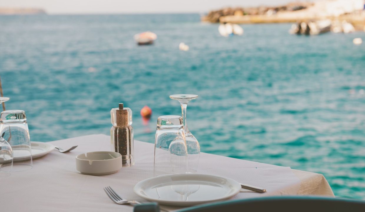 Mallorca, die Perle des Mittelmeers, verzaubert nicht nur mit ihren malerischen Stränden und idyllischen Landschaften, sondern auch mit einer herausragenden Gastronomieszene. Besonders begehrt sind Restaurants, die kulinarische Hochgenüsse mit spektakulärem Meerblick verbinden. Wir präsentieren Ihnen eine Auswahl der zehn exquisitesten Restaurants auf Mallorca, die nicht nur durch ihre Küche, sondern auch durch ihre unvergleichliche Aussicht bestechen. Restaurants mit Meerblick auf Mallorca