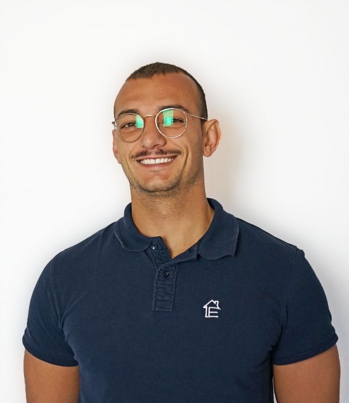 ¿Te has preguntado alguna vez quién está realmente detrás de todas las agencias inmobiliarias de Mallorca? Para muchos, esto puede tener una importancia secundaria, pero para nosotros, en la Inmobiliaria Lucas Froese, es esencial. Porque estamos convencidos de que la confianza no se construye con buenas palabras, sino con encuentros reales. Por eso queremos que sepas con quién estás hablando desde el principio: personalmente, con transparencia y en pie de igualdad. Porque ésta es la única forma de crear relaciones de propiedad que realmente duren. Illia Rusnak LF Team Immobilien Mallorca