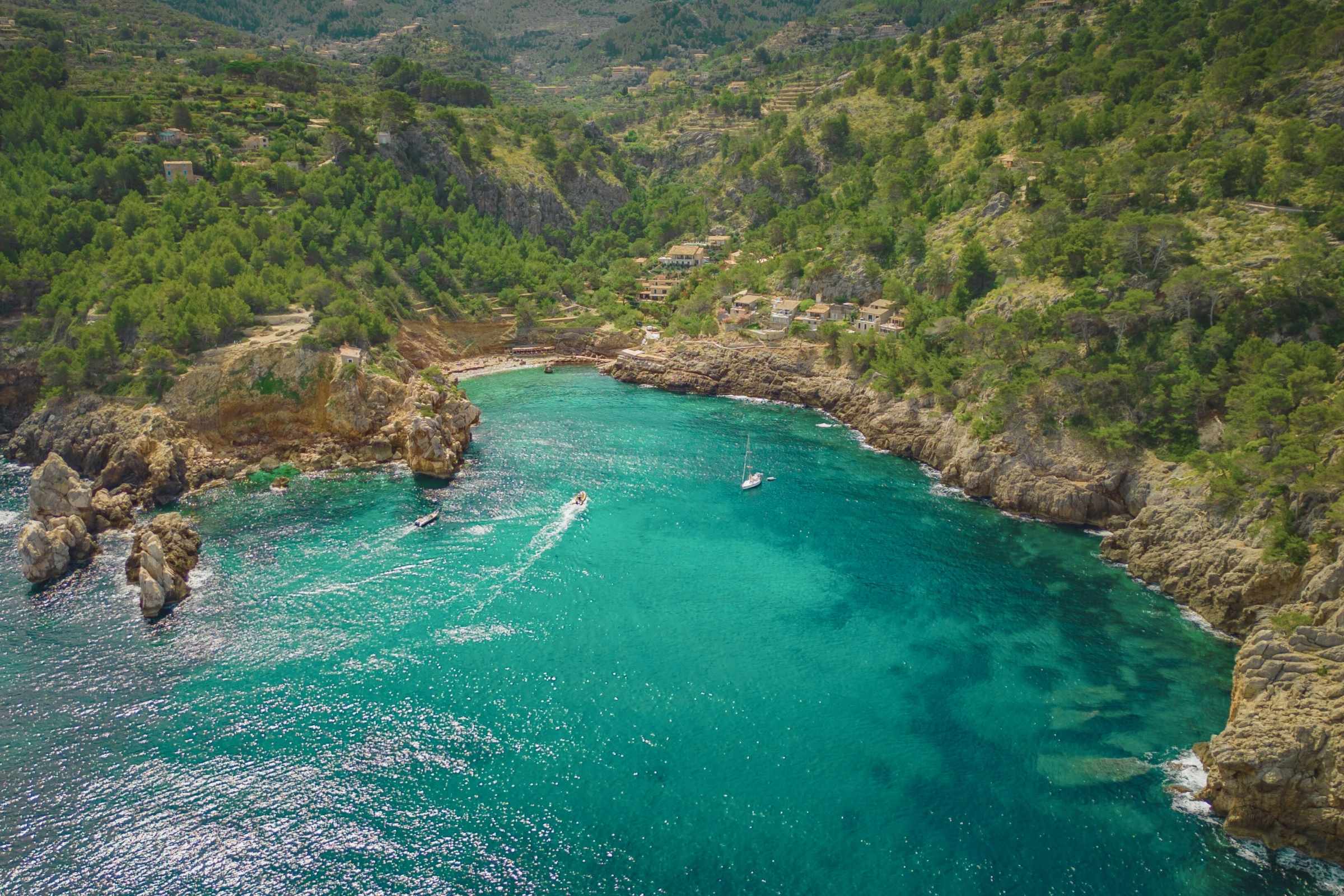 Mallorca es uno de los destinos de sol más populares de Europa. Si quieres pagar precios máximos en lugar de precios lunares, necesitas una estrategia de reserva clara. A continuación te ofrecemos un plan preciso y probado, temporada a temporada, mes a mes y con tácticas de aplicación inmediata para las salidas desde Alemania, Austria y Suiza. Cuándo reservar un vuelo a Mallorca