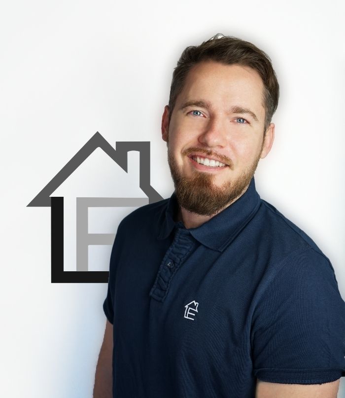 ¿Te has preguntado alguna vez quién está realmente detrás de todas las agencias inmobiliarias de Mallorca? Para muchos, esto puede tener una importancia secundaria, pero para nosotros, en la Inmobiliaria Lucas Froese, es esencial. Porque estamos convencidos de que la confianza no se construye con buenas palabras, sino con encuentros reales. Por eso queremos que sepas con quién estás hablando desde el principio: personalmente, con transparencia y en pie de igualdad. Porque ésta es la única forma de crear relaciones de propiedad que realmente duren. Lucas Froese LF Team Immobilien Mallorca