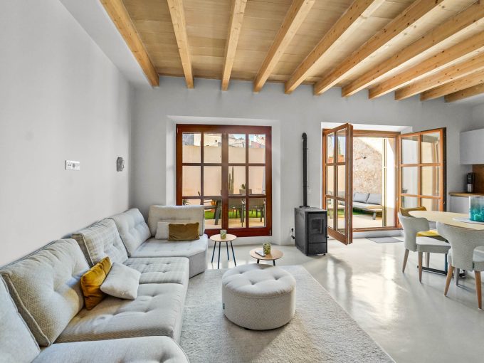 Son Servera heller Wohnraum Terrasse Pellet Kaminofen