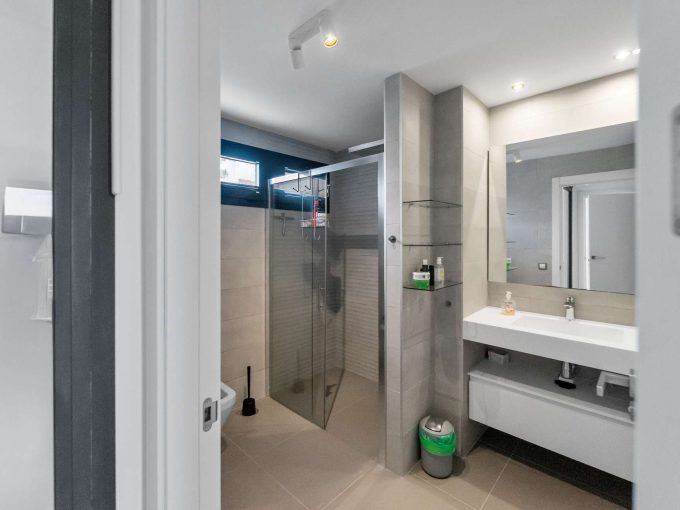 Badezimmer in Hauptschalfzimmer