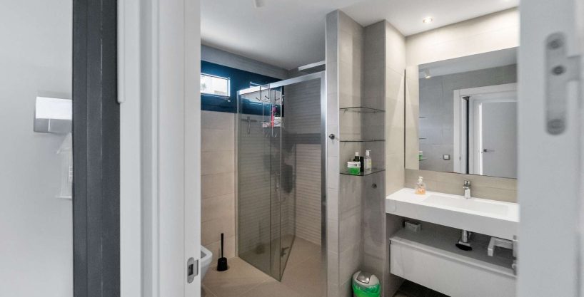 Badezimmer in Hauptschalfzimmer
