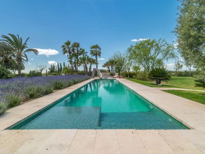 Finca-mit-grosse-pool-und-blick-auf-sant-salvador-18